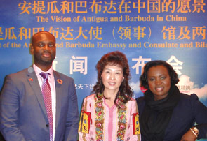 �ܾ���Ӧ����ϯ�����й������������Ͳ����ʹ�����£��ݼ����������������ŷ����ᡱ�����밲���פ���޴�ʹMr. Johann Hesse�����������Ͷ��������ʦMs. Barbara Hesse��ӰͼƬ